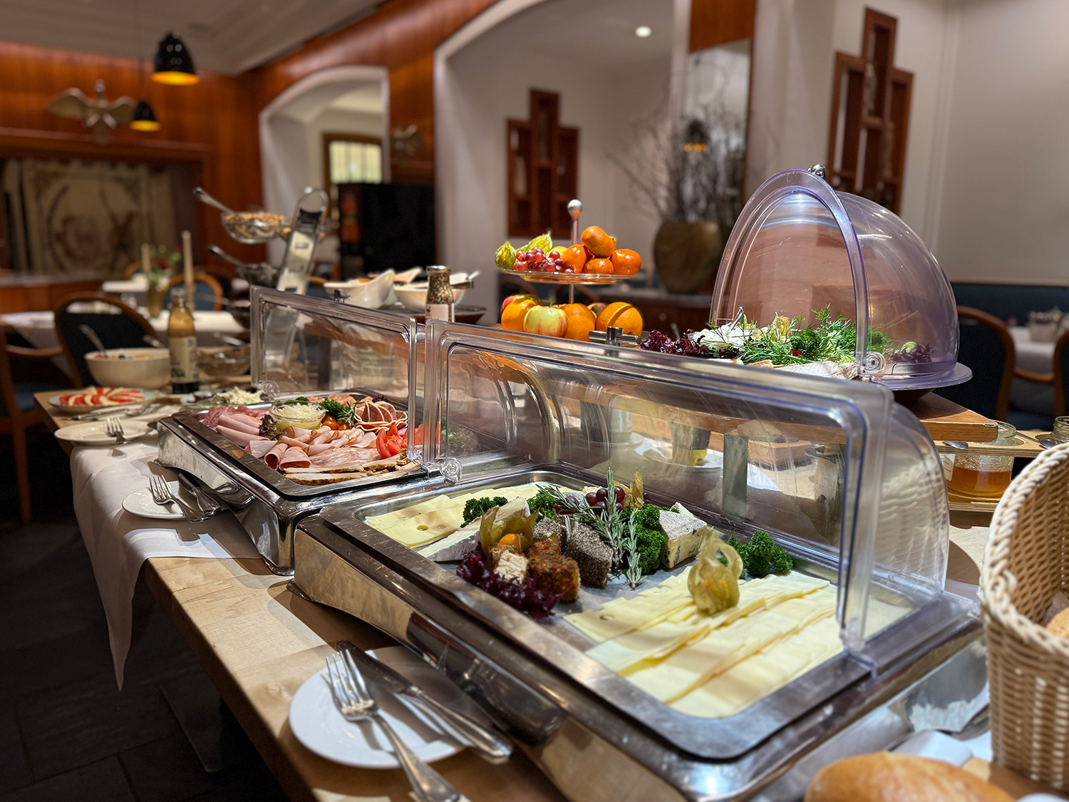 Reichhaltiges Frühstück im Hotel Schmidt am Markt in Meppen. Frische Brötchen, regionale Spezialitäten und ein genussvoller Start in den Tag.