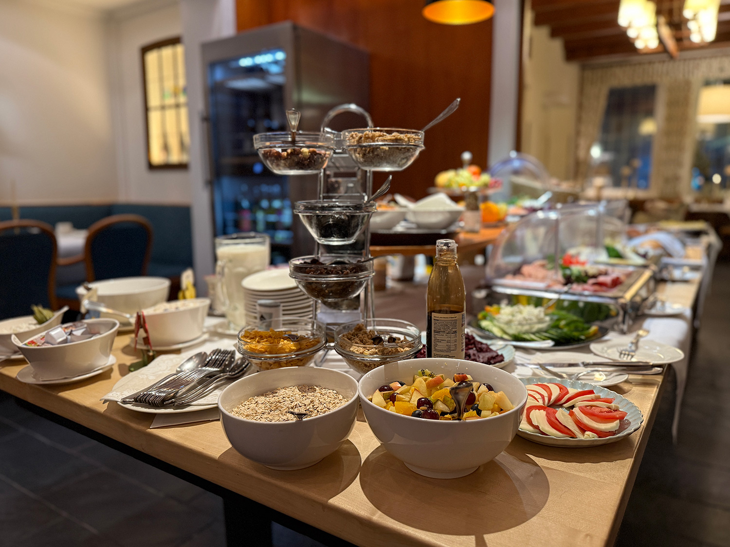 Tolle Auswahl am Frühstücksbuffet im Hotel Schmidt am Markt in Meppen. Frische Backwaren, regionale Spezialitäten und ein genussvoller Start in den Tag.
